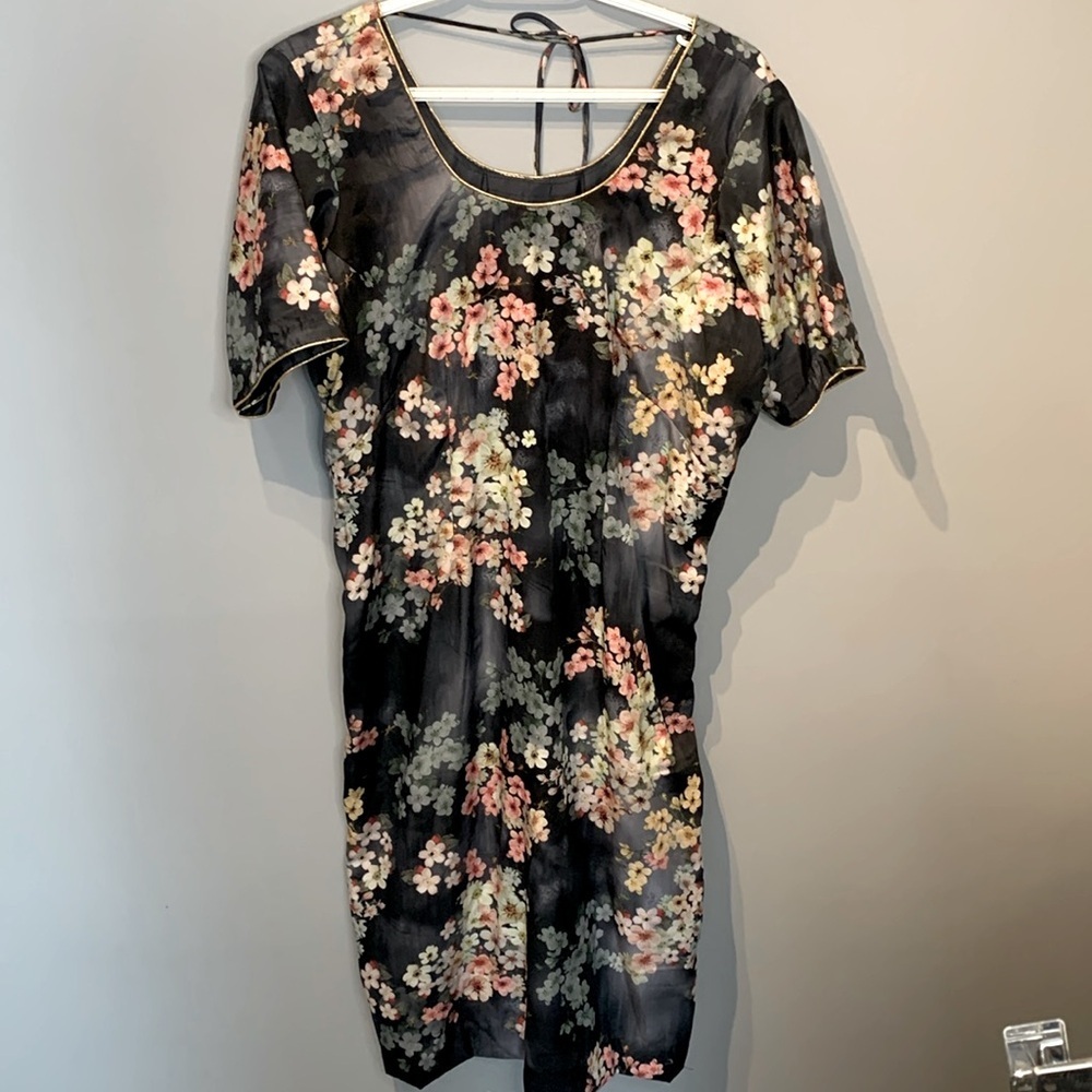 ⭐️ 5 for 20$! ⭐️ Asian Inspired Floral Tunic with Gold Piping - Picture 2 of 3